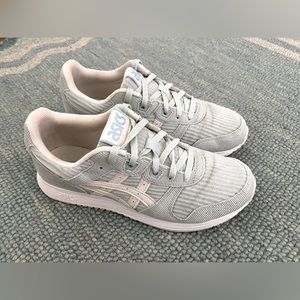 Corduroy ASICS in Lichen